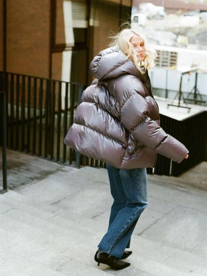 現金網：“这件羽绒服”今年冬天又火了，怎么搭都时髦保暖！