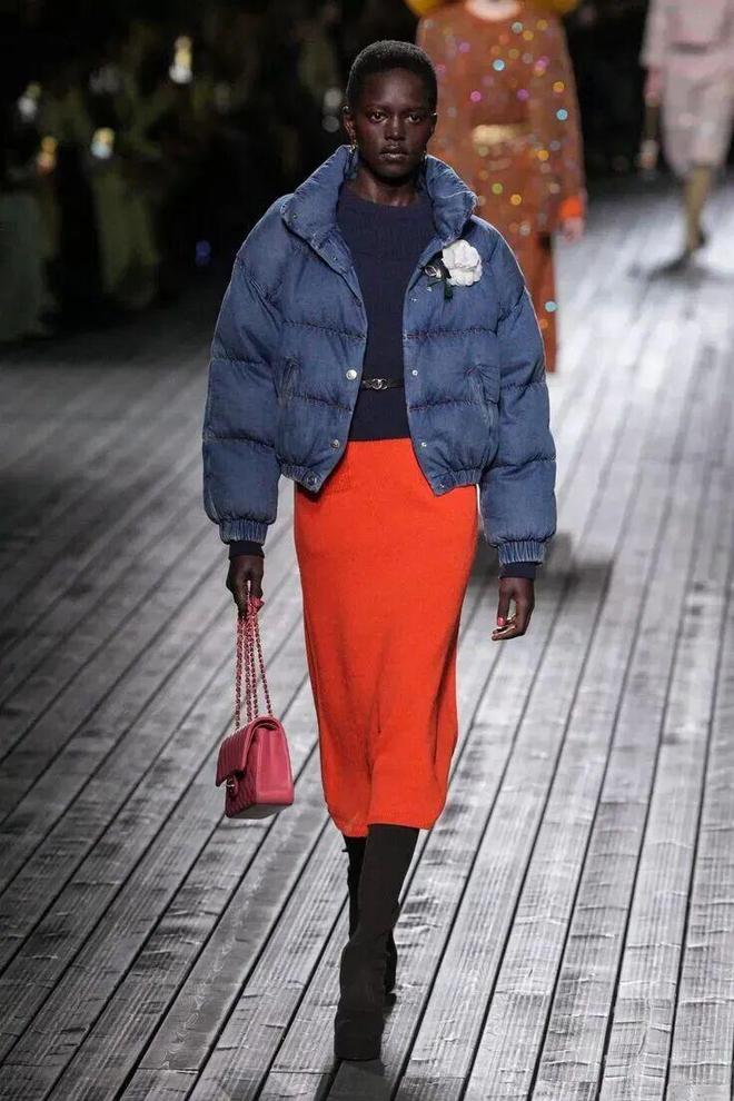 現金網：“这件羽绒服”今年冬天又火了，怎么搭都时髦保暖！