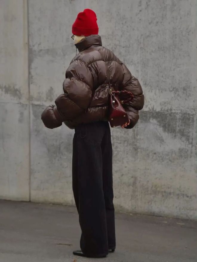 現金網：“这件羽绒服”今年冬天又火了，怎么搭都时髦保暖！
