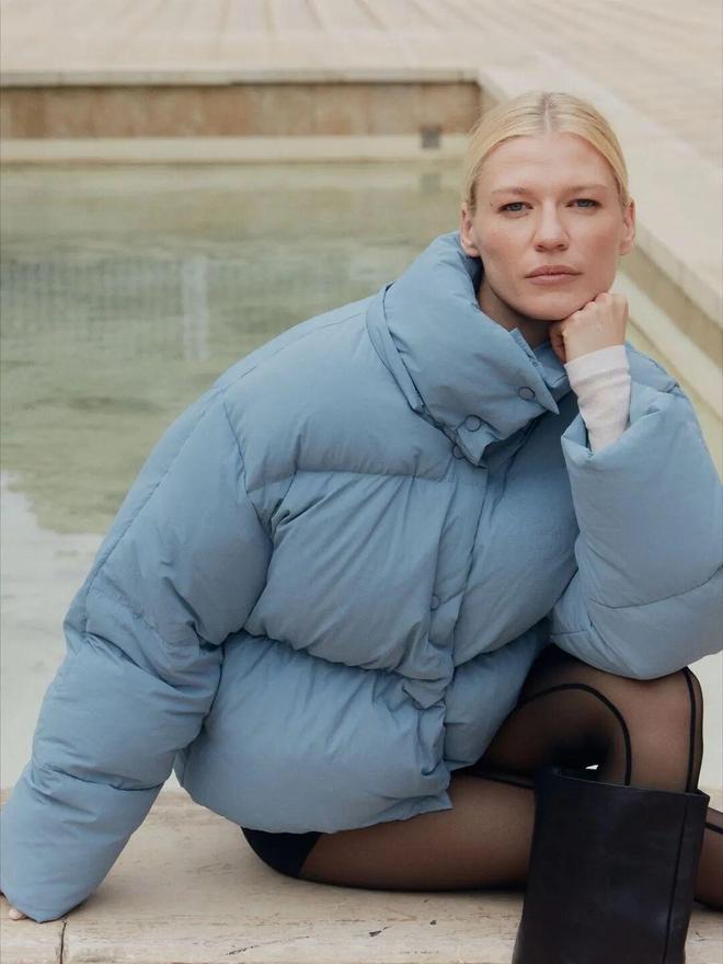 現金網：“这件羽绒服”今年冬天又火了，怎么搭都时髦保暖！