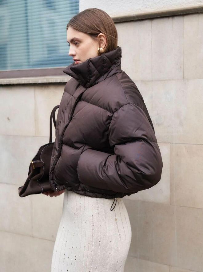 現金網：“这件羽绒服”今年冬天又火了，怎么搭都时髦保暖！