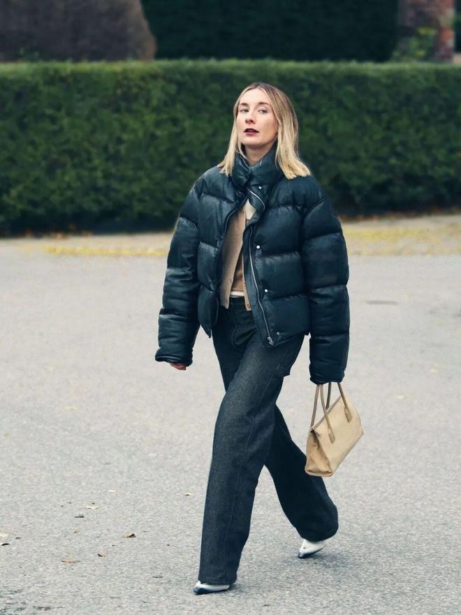 現金網：“这件羽绒服”今年冬天又火了，怎么搭都时髦保暖！