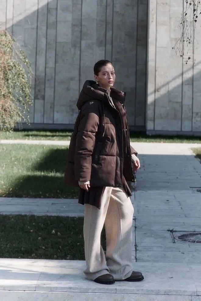 現金網：“这件羽绒服”今年冬天又火了，怎么搭都时髦保暖！