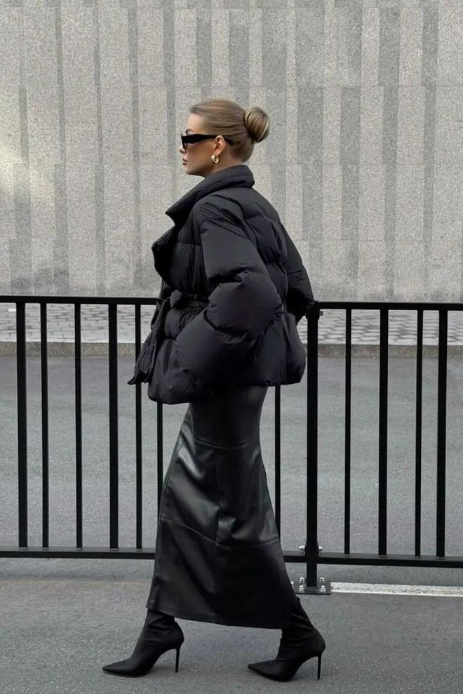 現金網：“这件羽绒服”今年冬天又火了，怎么搭都时髦保暖！