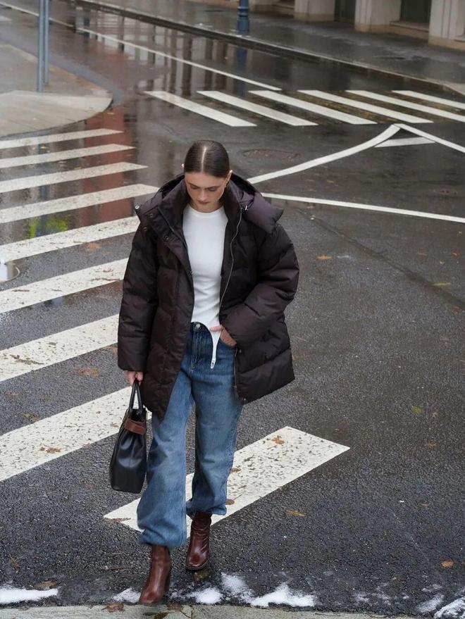 現金網：“这件羽绒服”今年冬天又火了，怎么搭都时髦保暖！