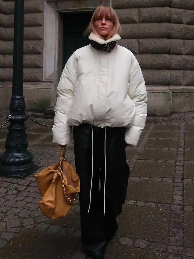 現金網：“这件羽绒服”今年冬天又火了，怎么搭都时髦保暖！