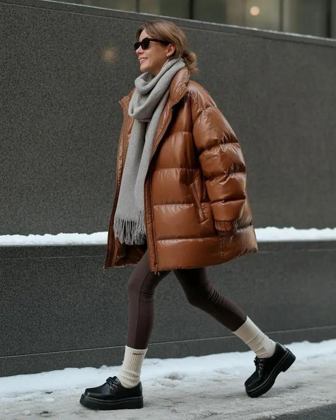 現金網：“这件羽绒服”今年冬天又火了，怎么搭都时髦保暖！