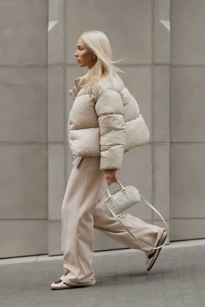 現金網：“这件羽绒服”今年冬天又火了，怎么搭都时髦保暖！