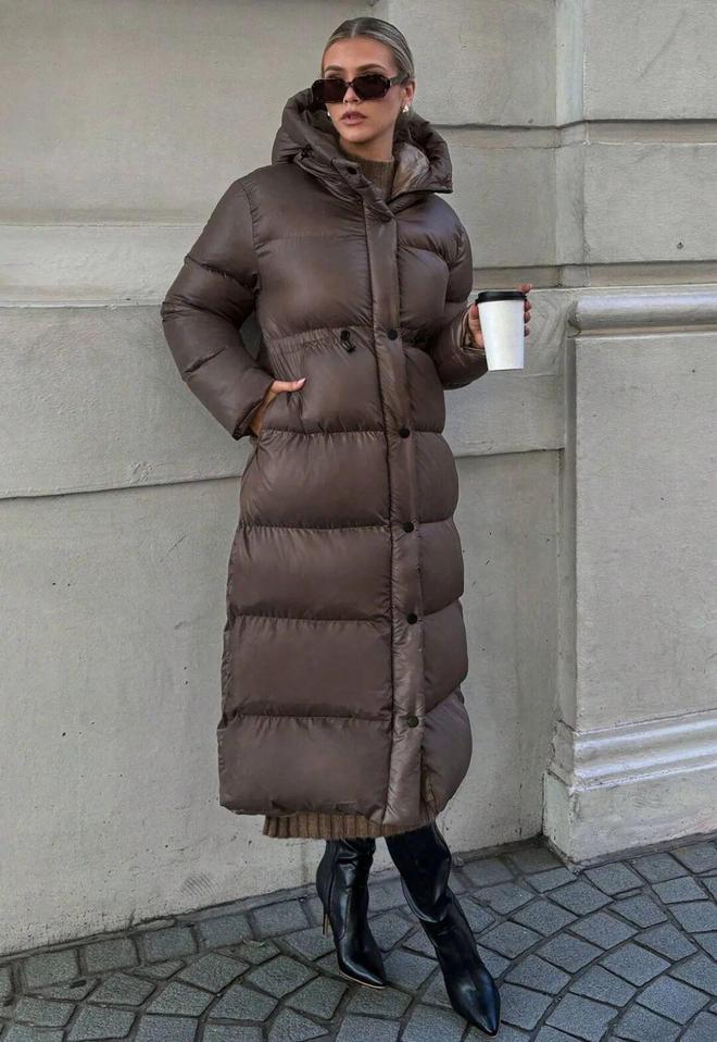 現金網：“这件羽绒服”今年冬天又火了，怎么搭都时髦保暖！