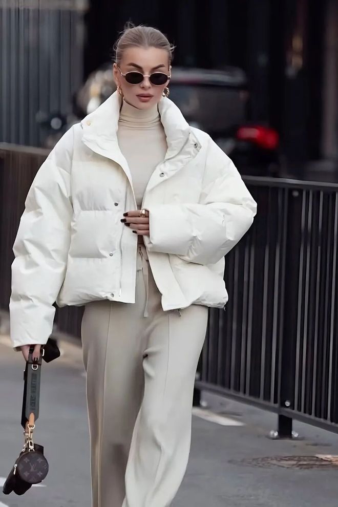 現金網：“这件羽绒服”今年冬天又火了，怎么搭都时髦保暖！