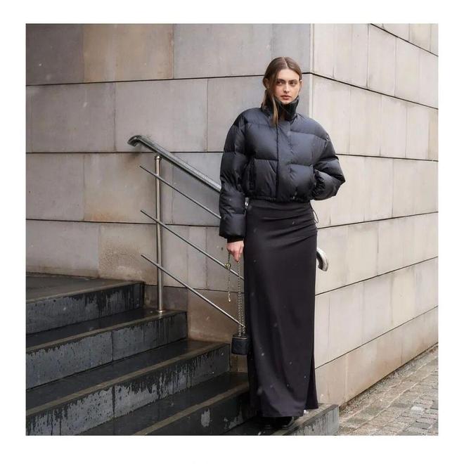 現金網：“这件羽绒服”今年冬天又火了，怎么搭都时髦保暖！