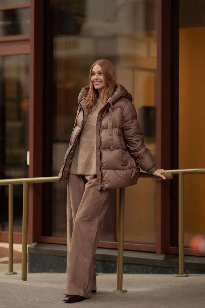 現金網：“这件羽绒服”今年冬天又火了，怎么搭都时髦保暖！