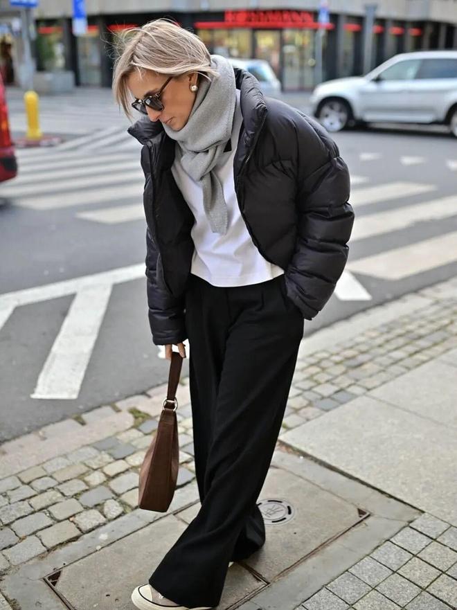 現金網：“这件羽绒服”今年冬天又火了，怎么搭都时髦保暖！