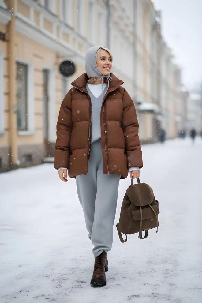 現金網：“这件羽绒服”今年冬天又火了，怎么搭都时髦保暖！