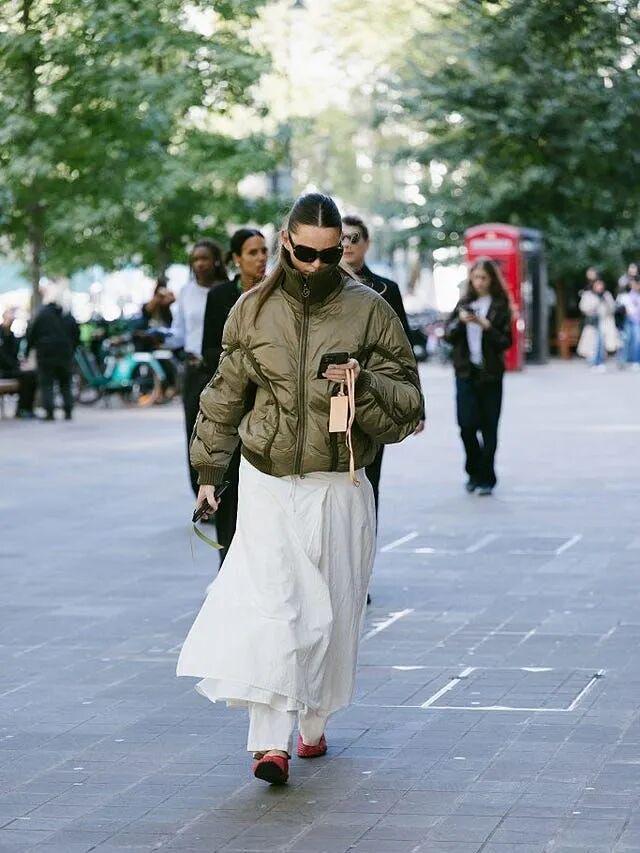 現金網：“这件羽绒服”今年冬天又火了，怎么搭都时髦保暖！