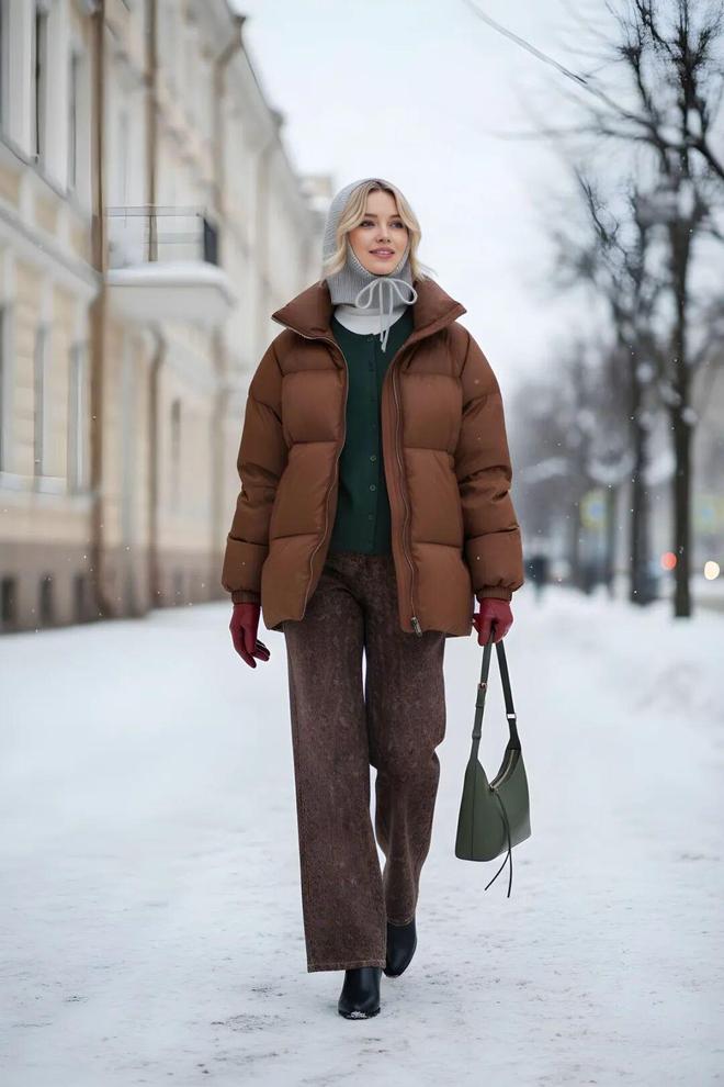 現金網：“这件羽绒服”今年冬天又火了，怎么搭都时髦保暖！