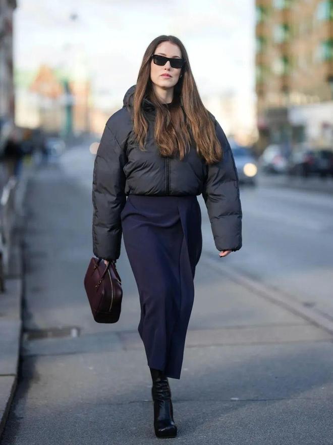 現金網：“这件羽绒服”今年冬天又火了，怎么搭都时髦保暖！