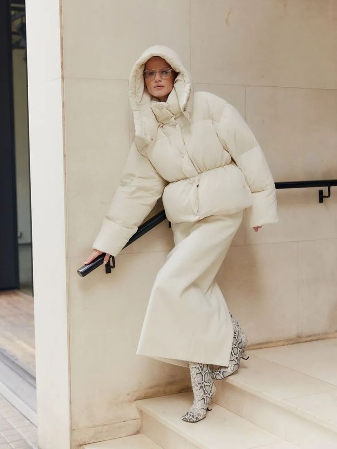 現金網：“这件羽绒服”今年冬天又火了，怎么搭都时髦保暖！