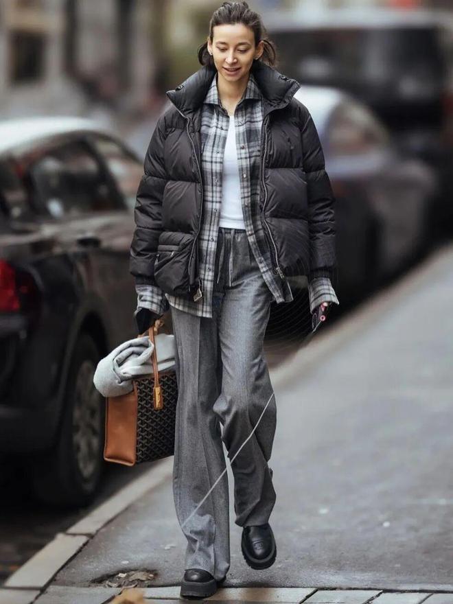 現金網：“这件羽绒服”今年冬天又火了，怎么搭都时髦保暖！