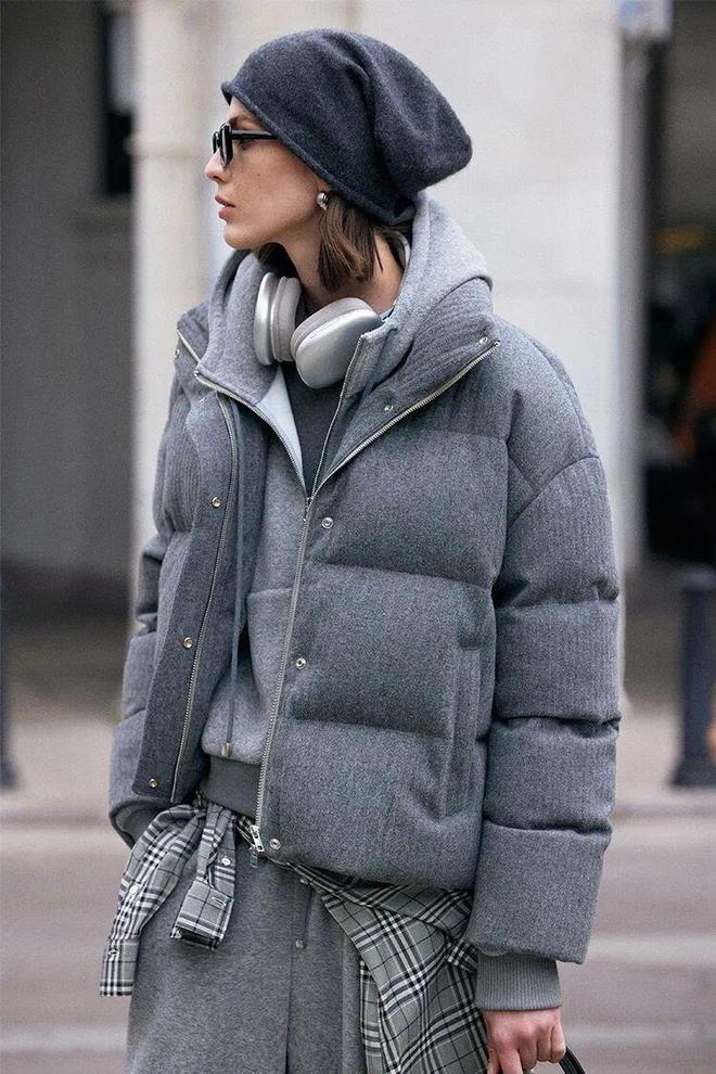 現金網：“这件羽绒服”今年冬天又火了，怎么搭都时髦保暖！