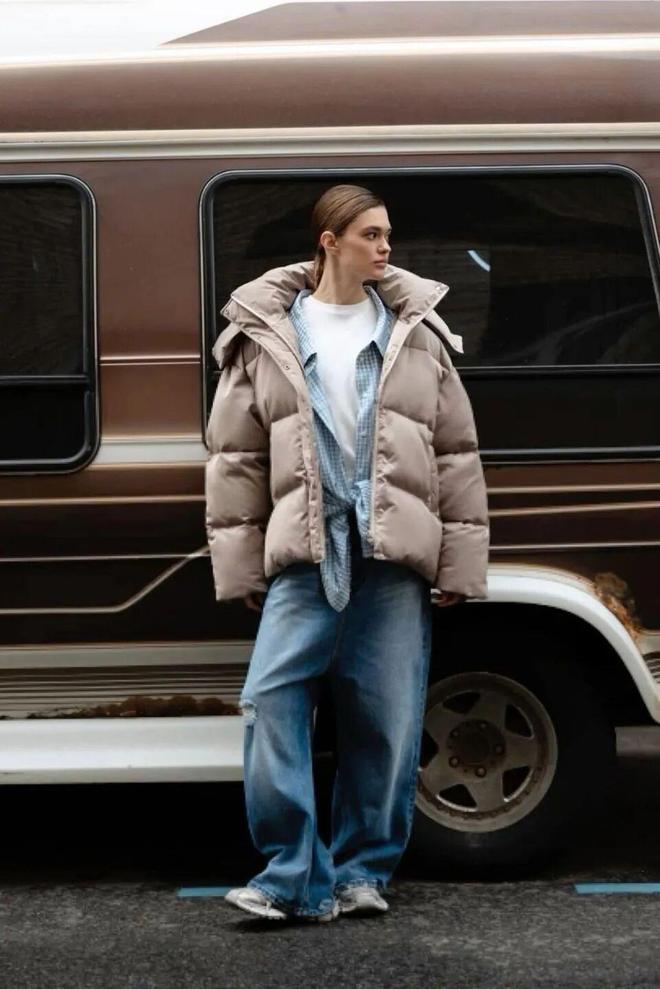 現金網：“这件羽绒服”今年冬天又火了，怎么搭都时髦保暖！