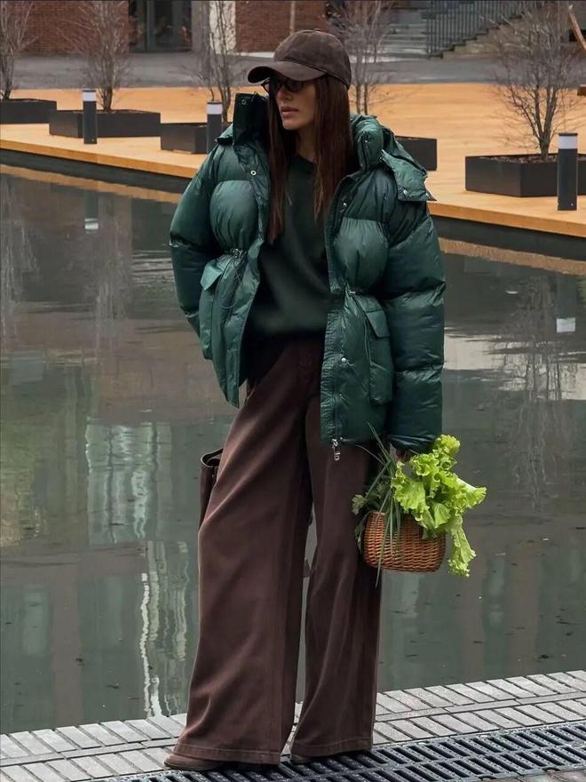 現金網：“这件羽绒服”今年冬天又火了，怎么搭都时髦保暖！